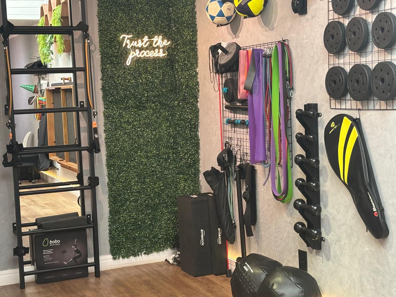 Espaço de fisioterapia esportiva da CEFIP, com stall bar e acessórios