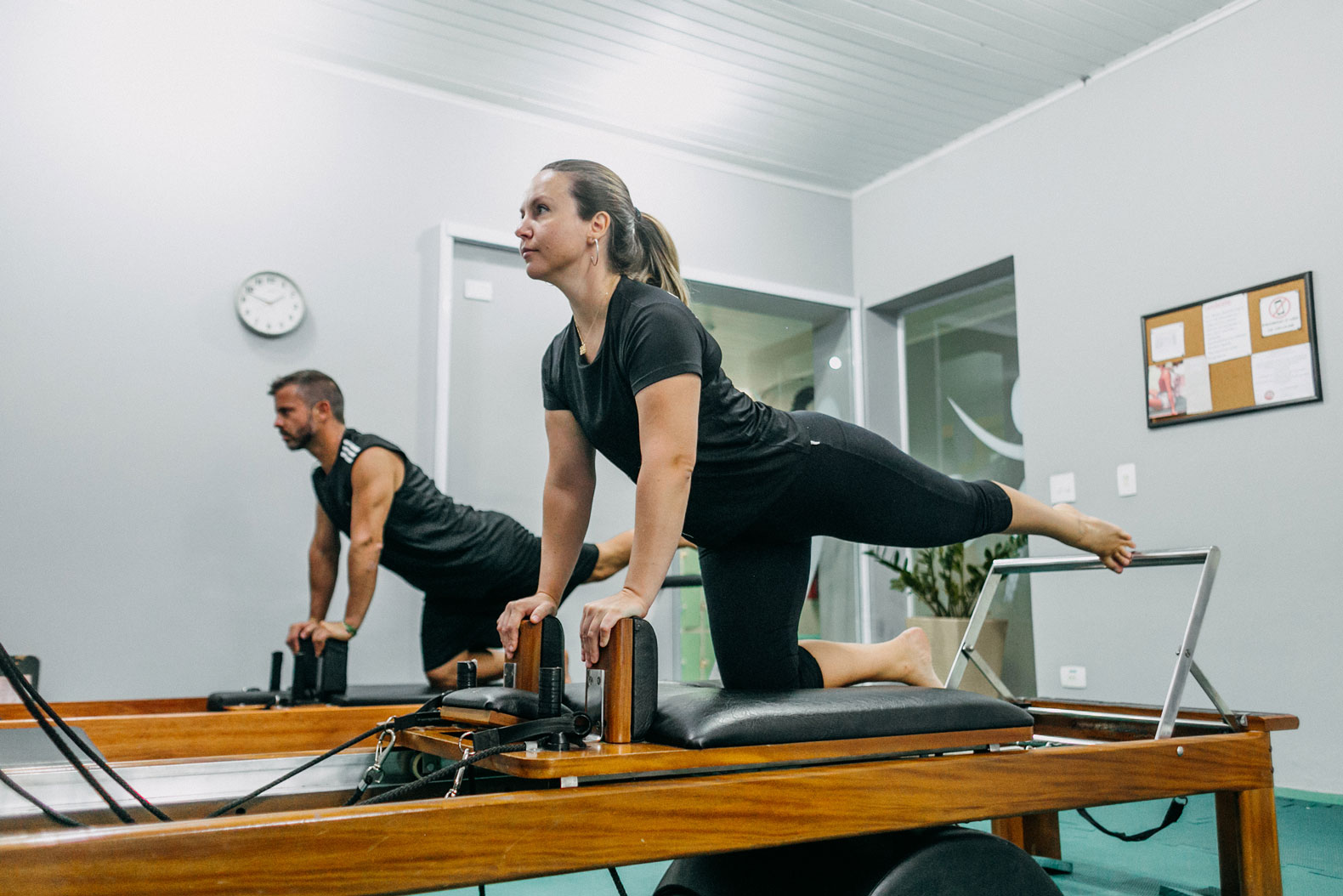 Alunos no reformer no studio de pilates da CEFIP