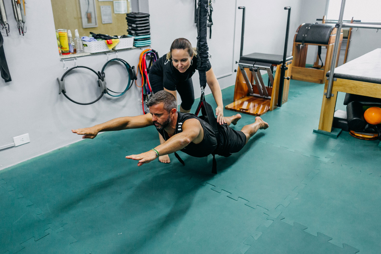 Exercício de pilates em suspensão no studio da CEFIP
