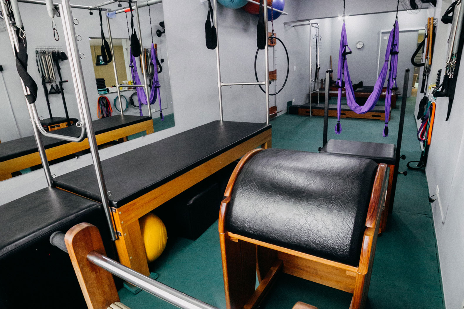 Studio de pilates da CEFIP com reformer, cadillac, barrel e tecidos aéreos